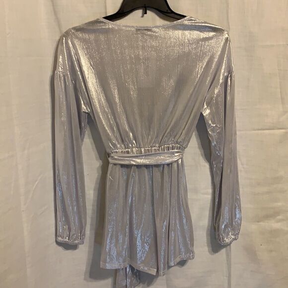 Yoins small silver shimmering long sleeve romper NWT - Picture 2 of 10
